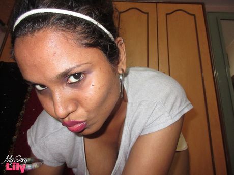 Fyldig indisk pornostjerne Lily Singh praler med sine fantastiske jugger og poserer solo