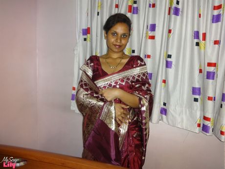 Den indiske mor Lily Singh afslører sine store jugger og poserer solo