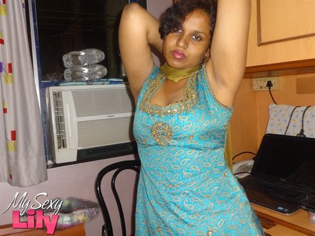 Fantastisk indisk MILF Lily Singh stripper i køkkenet og viser sine fantastiske bryster frem