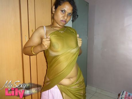 Brunette indiske Lily Singh demonstrerer sin perfekte røv og sine pæne bryster i en solo