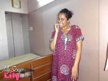 Smuk indisk MILF Lily Singh viser sine fantastiske juggerne frem og poserer solo