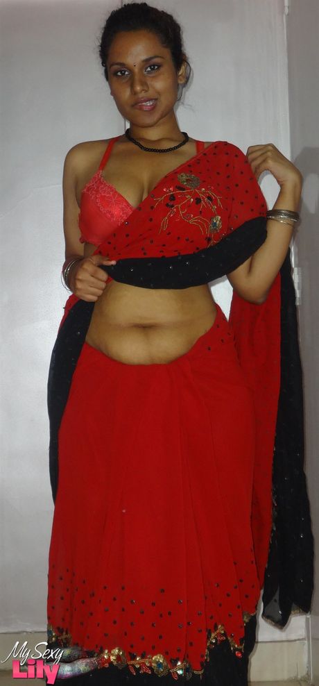 Slående indisk MILF Lily Singh viser sine fantastiske meloner og poserer solo