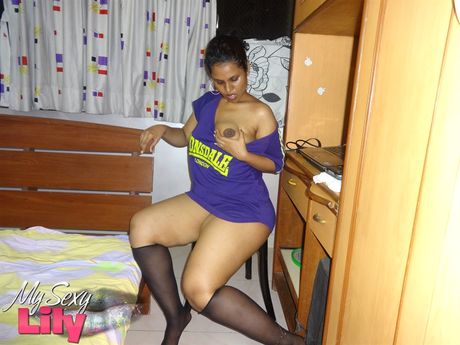 Brunette indisk skønhed Lily Singh viser sin store røv og bryster i en solo