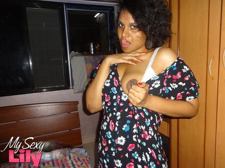 Dejlig indisk MILF Lily Singh viser sine store meloner frem og poserer solo