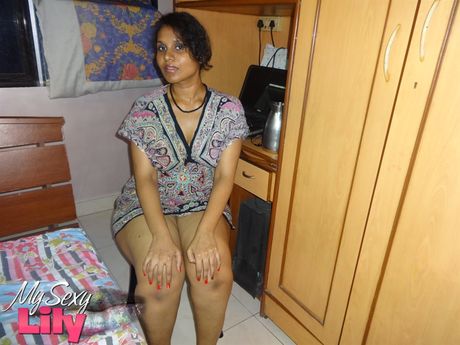 Big-Racked indisk mor Lily Singh demonstrerer sine fantastiske bryster og røv i en solo