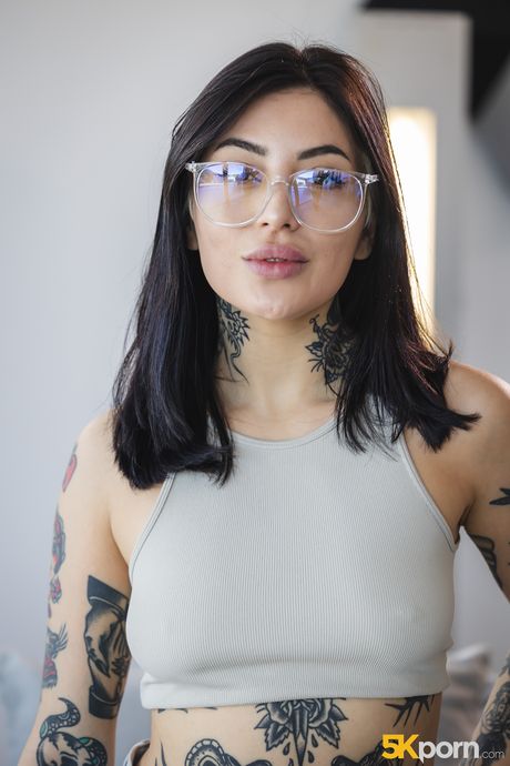 Tatoveret Latina Tabatha Lust får sin fisse fyldt med en pik