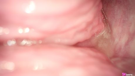 Mørkhåret teenager Eliza Eves lokker sin mandlige ven, mens han sover