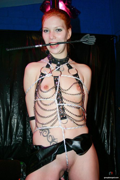 赤毛のアジア人奴隷が3Pで口とオマンコを犯される