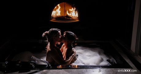 女同性戀美女 Cassie Del Isla 和 Ella Reese 裸體舔陰部