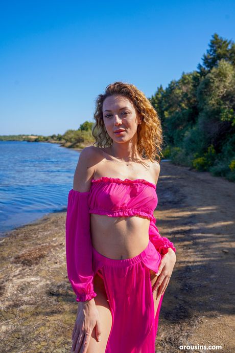 Svelte Tjekkisk Isabella De Laa får sin fisse boret på stranden