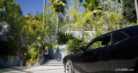 金髮美國美女安娜·克萊爾·克勞德在籠子裡被舔陰和乾