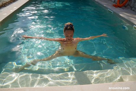 チェコのモデル、イザベラ・デ・ラーがビキニを脱ぎ、プールサイドで完璧なお尻を披露