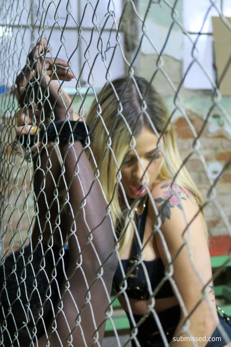 Blonde Ria Sunn får sin mund og fisse kneppet af en sort mand