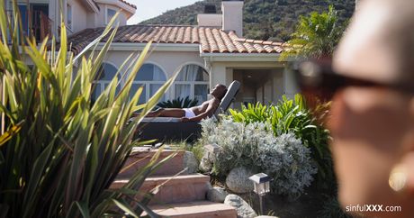 完美的法國黑髮美女 Cassie Del Isla 的陰道被黑色雞巴塞滿