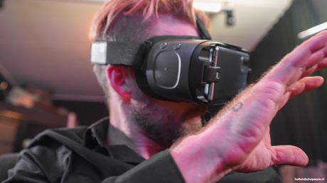 漂亮的荷蘭金髮女郎 Nathalie Kitten 在車裡被幹