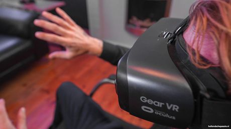 漂亮的荷蘭金髮女郎 Nathalie Kitten 在車裡被幹