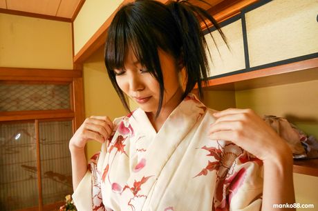 アジアの可愛い篠めぐみが毛深いオマンコを弄られ、チンコを入れられる