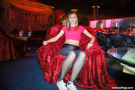 紅髮捷克媽媽安吉拉·斯塔爾的陰道被第一人稱視角的雞巴塞滿