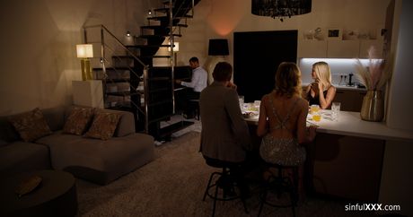 Blond kone Fanta Sie bliver dobbelt kneppet i en vild firkant