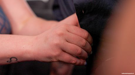 迷人的荷蘭金髮女郎 Stacey Cute 在廚房裡被雞巴塞滿