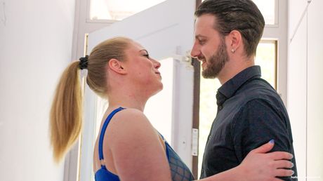 迷人的荷蘭金髮女郎 Stacey Cute 在廚房裡被雞巴塞滿