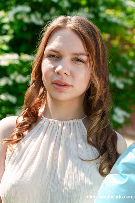 素晴らしいロシアのティーンラナローズは、庭で指ファックされる前に裸になります