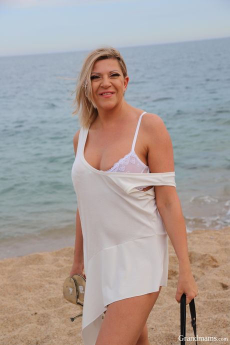 Blonde spanish cougar Luxury Cougar gets her twat eaten out and dicked on the beach