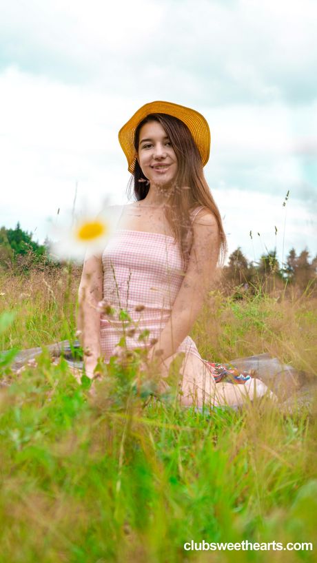 Frisk russisk skønhed Jolie Butt bliver nøgen på et tæppe i en mark