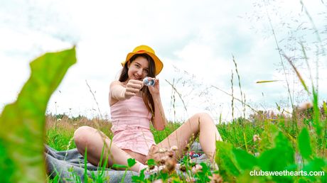 Frisk russisk skønhed Jolie Butt bliver nøgen på et tæppe i en mark