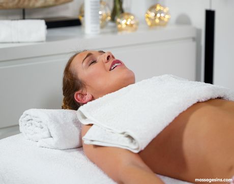 マッサージパーラーの美女アレクシス・クリスタルは、彼女の猫を舐められ、チンポを犯される