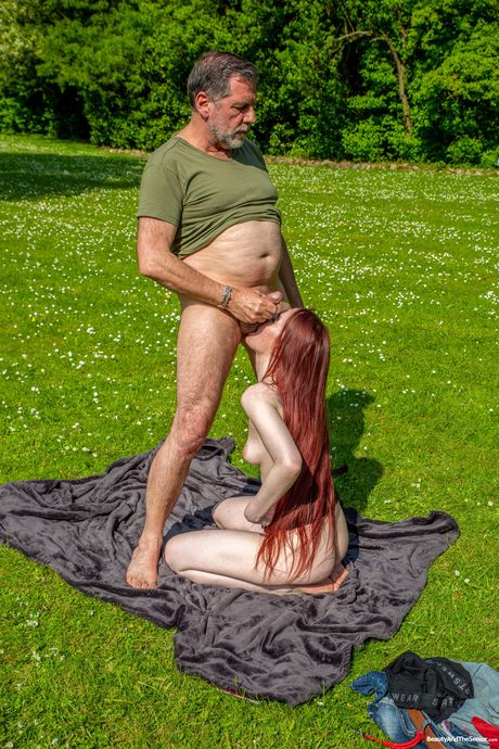 Moden Isabella får sin fisse slikket og kneppet udendørs