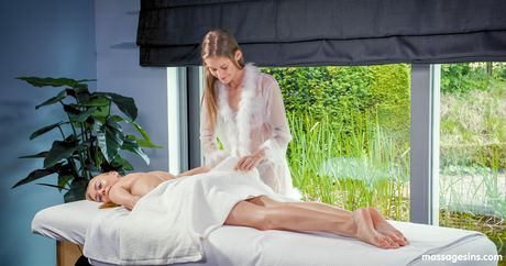 金髮少女 Nancy A 和 Tiffany Tatum 在床上進行女同性戀性行為