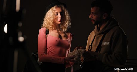 金髮女郎 Isabella De Laa 和她的朋友們在狂野的狂歡中被幹