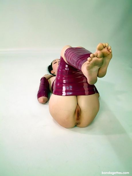 Dark haired girl Kerry gets naked before toying her pussy