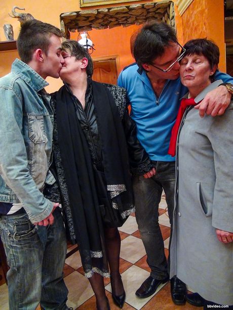 年老いた日本の女性はセックスの後、射精のためにひざまずく