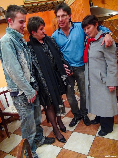 年老いた日本の女性はセックスの後、射精のためにひざまずく