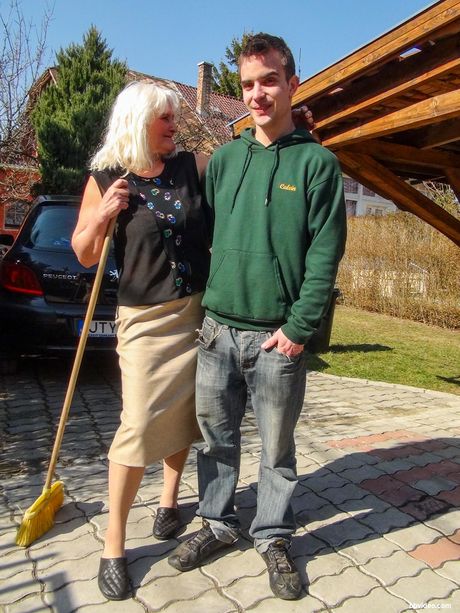 Moden japansk blond dame får sin fisse dicked af en ung mand