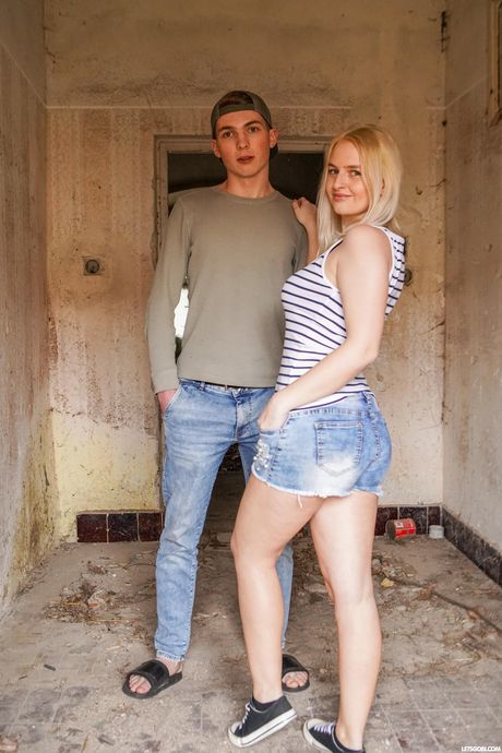 Blond Kristy Waterfall and Toni Sweets enjoy anal sex in a threesome