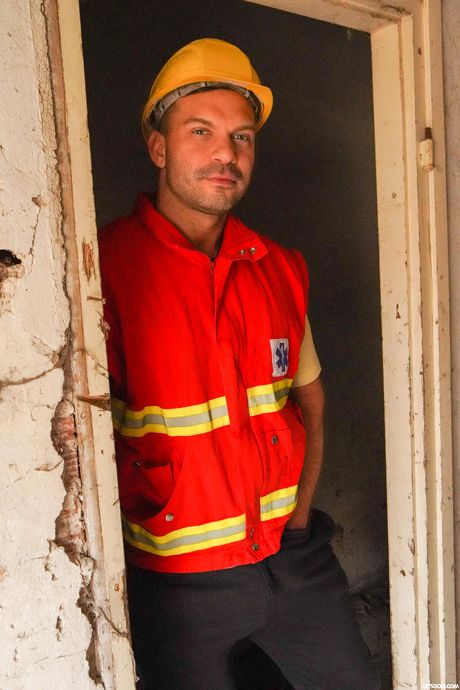 Blond Kristy Waterfall and Toni Sweets enjoy anal sex in a threesome