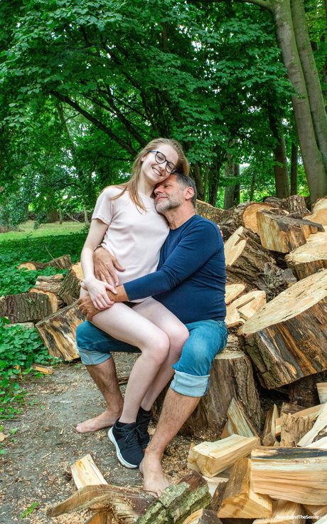 Nørdet tjekkisk pige Abela Sott får sin fisse slikket og dicked udendørs