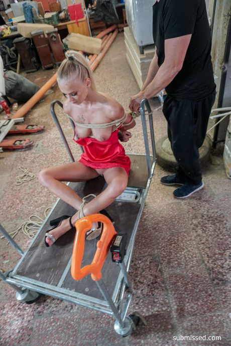 金髮捷克寶貝 Ariela Donovan 在熱辣的 BDSM 三人組中被玩弄嘴巴和陰部