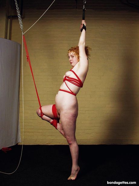 BDSM 戀物癖模特兒被主人綁住並調戲