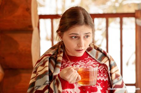 Tynd russisk dukke Funky Town får fingre af våd twat efter at have fået nøgen i en hytte