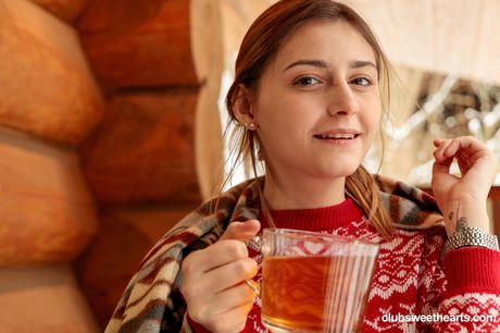 Tynd russisk dukke Funky Town får fingre af våd twat efter at have fået nøgen i en hytte