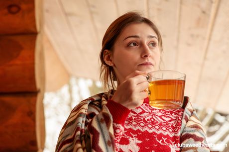 Tynd russisk dukke Funky Town får fingre af våd twat efter at have fået nøgen i en hytte