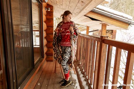 Tynd russisk dukke Funky Town får fingre af våd twat efter at have fået nøgen i en hytte