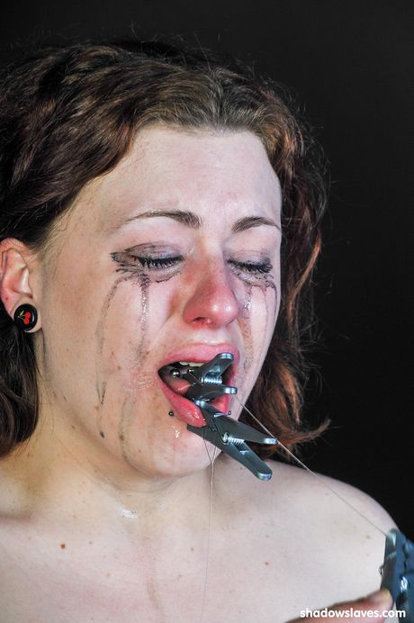 Smukke Isabel Dean viser sin varme røv og legetøj til sin fisse