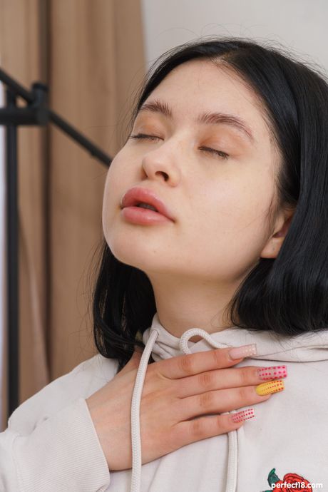 Mørkhåret teenager Skye Young driller sin fisse i et par sokker