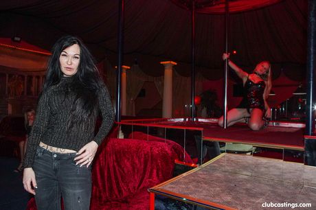 Curvy MILF Bella Lil gets her twat stuffed with a dick in the shower