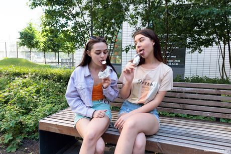 少女女同志 Jolie Butt 和 Margo Watsen 在床上用手指插入陰部